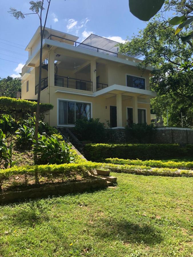 פוארטו גאלרה Amami Beachfront Villa With Private Beach מראה חיצוני תמונה