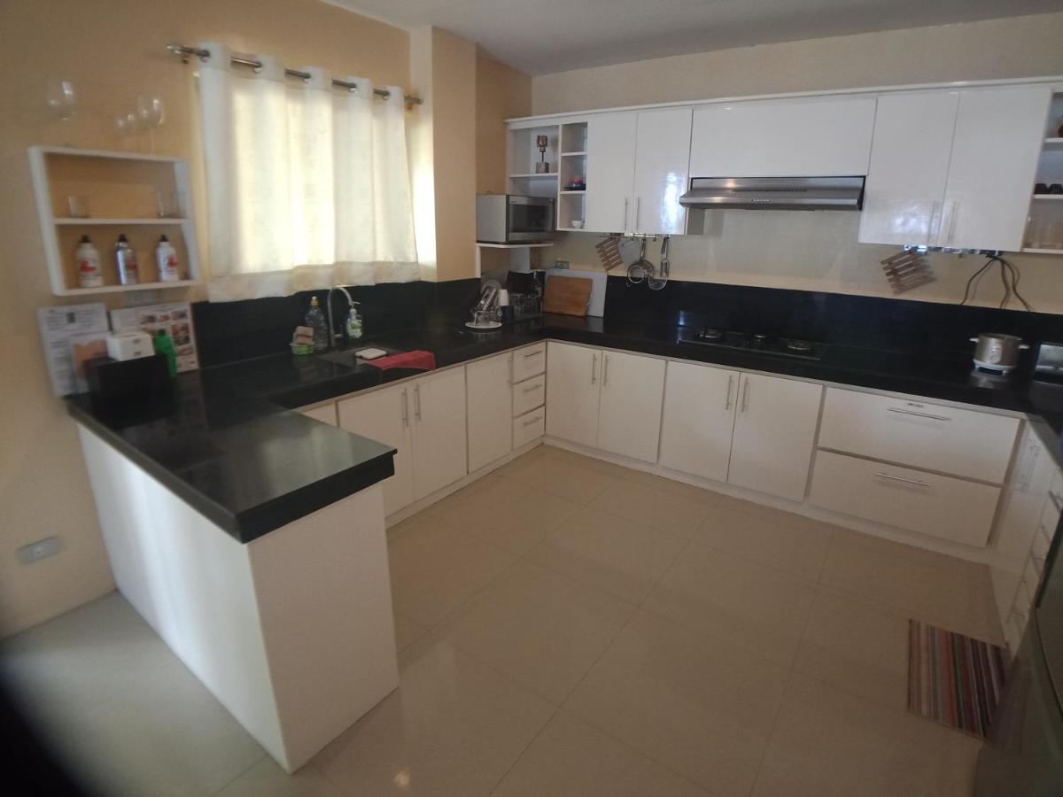 פוארטו גאלרה Amami Beachfront Villa With Private Beach מראה חיצוני תמונה