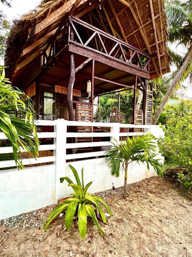 פוארטו גאלרה Amami Beachfront Villa With Private Beach מראה חיצוני תמונה