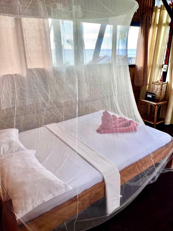 פוארטו גאלרה Amami Beachfront Villa With Private Beach מראה חיצוני תמונה