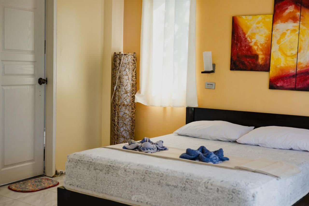פוארטו גאלרה Amami Beachfront Villa With Private Beach מראה חיצוני תמונה