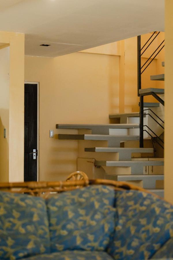 פוארטו גאלרה Amami Beachfront Villa With Private Beach מראה חיצוני תמונה