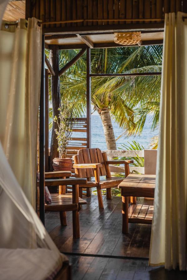 פוארטו גאלרה Amami Beachfront Villa With Private Beach מראה חיצוני תמונה