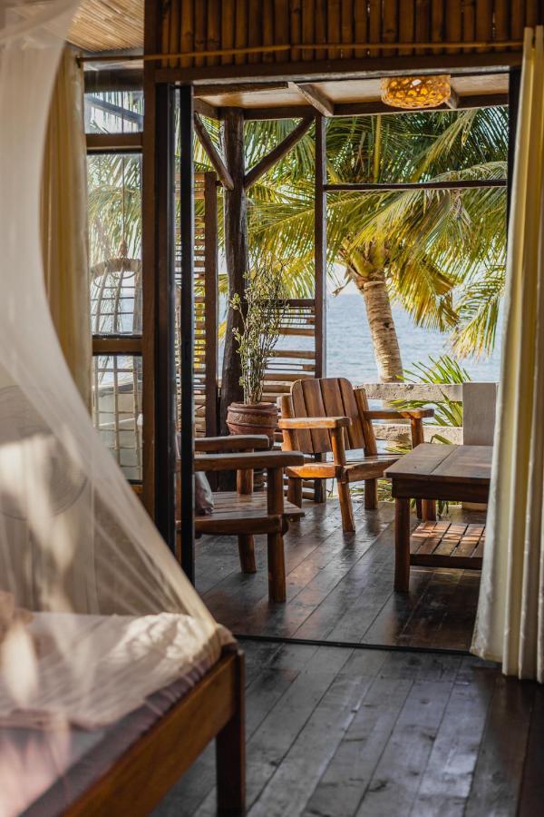 פוארטו גאלרה Amami Beachfront Villa With Private Beach מראה חיצוני תמונה