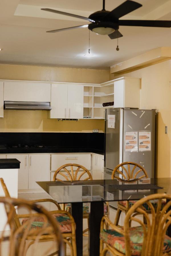 פוארטו גאלרה Amami Beachfront Villa With Private Beach מראה חיצוני תמונה