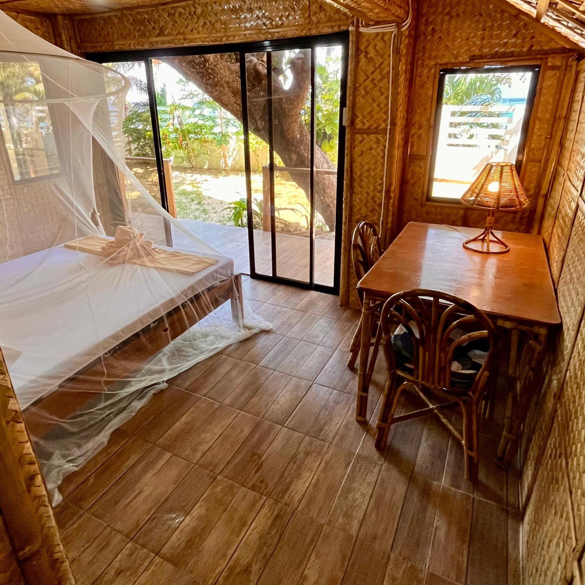 פוארטו גאלרה Amami Beachfront Villa With Private Beach מראה חיצוני תמונה