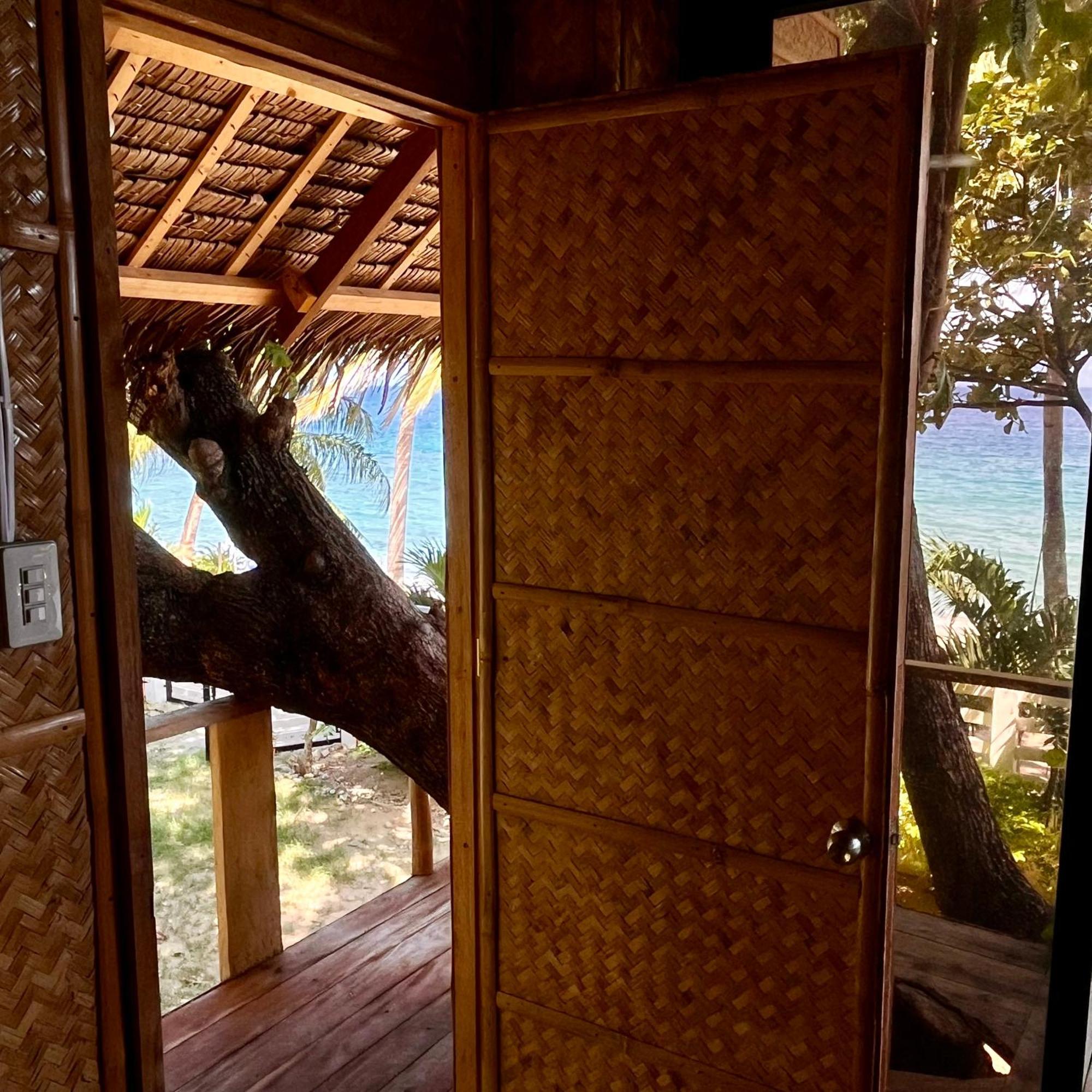פוארטו גאלרה Amami Beachfront Villa With Private Beach מראה חיצוני תמונה